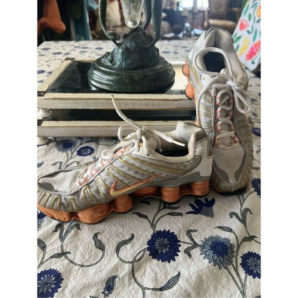 Nike Women’s Shox Orange and White Size 8- 39 - Picture 2 of 13